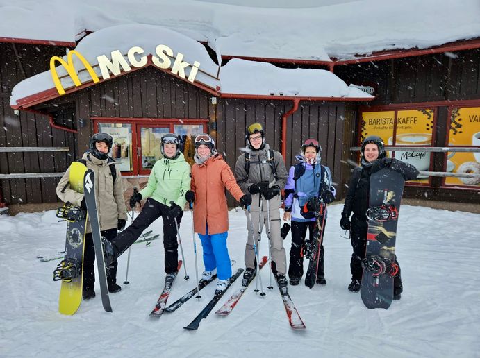 Groepsfoto skien en snowboarden